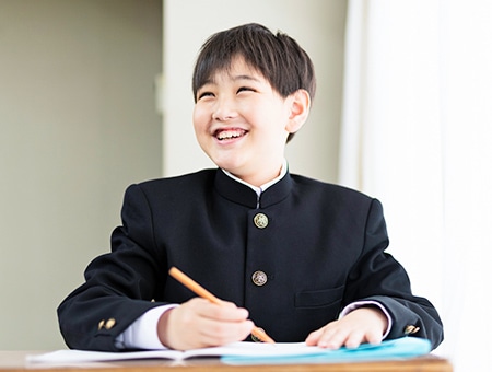 勉強する中学生